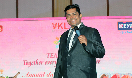 Emcee Alistair anchoring annual bash and award show for VKL keya in The Club, juhu