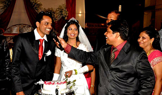  Best wedding emcee Alistair compering a Goan catholic marriage in St. Xaviers quadrangle Vile Parle